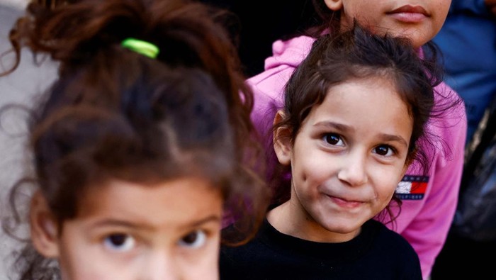Melihat Aktivitas Anak Pengungsi Palestina, Lebanon, dan Suriah di UNRWA Siblin Children sit inside the UNRWA Siblin Training Centre, where displaced Palestinians, Lebanese and Syrians are being hosted, amid ongoing hostilities between Hezbollah and Israeli forces, near Sidon, Lebanon, October 29, 2024. REUTERS/Yara Nardi