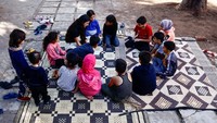 Para relawan menghibur anak-anak ini untuk menghilangkan trauma.  