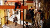 Anak-anak bermain di dalam Pusat Pelatihan UNRWA Siblin, tempat pengungsi Palestina, Lebanon, dan Suriah di Sidon, Lebanon, Selasa (29/10/2024).  