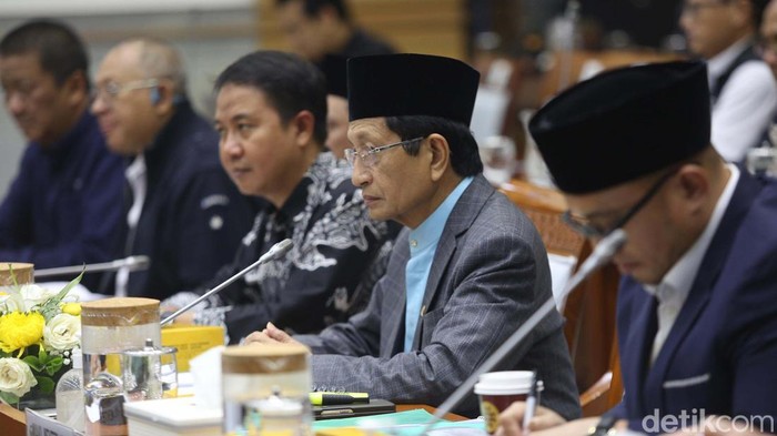 Menteri Agama Nasaruddin Umar mengikuti rapat kerja dengan Komisi VIII DPR RI. Rapat tersebut membahas evaluasi dan laporan keuangan penyelenggaraan ibadah haji 2024.