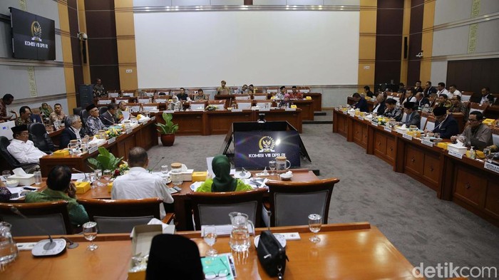 Menag Raker dan Komisi VII DPR RI Evaluasi Penyelenggaraan Ibadah Haji Menteri Agama Nasaruddin Umar mengikuti rapat kerja dengan Komisi VIII DPR RI. Rapat tersebut membahas evaluasi dan laporan keuangan penyelenggaraan ibadah haji 2024.
