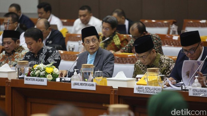 Menteri Agama Nasaruddin Umar mengikuti rapat kerja dengan Komisi VIII DPR RI. Rapat tersebut membahas evaluasi dan laporan keuangan penyelenggaraan ibadah haji 2024.