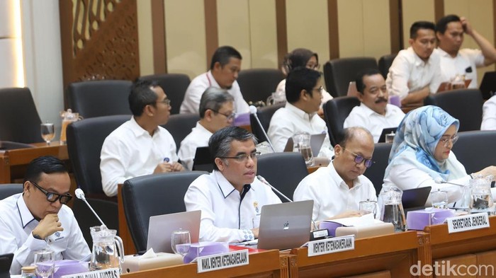 Menteri Ketenagakerjaan (Menaker) Yassierli melaporkan perkembangan pailitnya Sritex kepada komisi IX DPR RI. Menurutnya, Sritex diduga pailit karena ada kelalaian dari pihak manajemen.