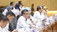 Sebagai informasi, pihak yang menggugat Sritex adalah PT Indo Bharat (IBR). Sritex tercatat memiliki utang sebesar Rp 101,30 miliar kepada IBR, atau setara 0,38% dari total liabilitas Perseroan.