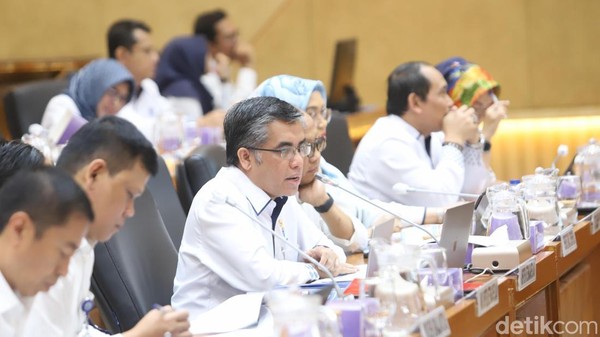 Menaker Laporkan Perkembangan Pailitnya Sritex, Diduga Ada Kelalaian
