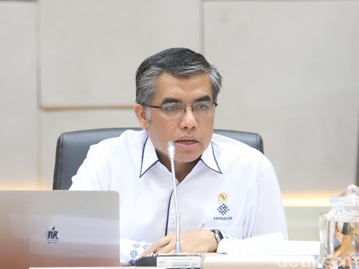 Menteri Ketenagakerjaan (Menaker) Yassierli melaporkan perkembangan pailitnya Sritex kepada komisi IX DPR RI. Menurutnya, Sritex diduga pailit karena ada kelalaian dari pihak manajemen.