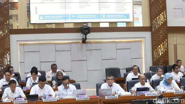 Menteri Ketenagakerjaan (Menaker) Yassierli melaporkan perkembangan pailitnya Sritex kepada komisi IX DPR RI. Menurutnya, Sritex diduga pailit karena ada kelalaian dari pihak manajemen.