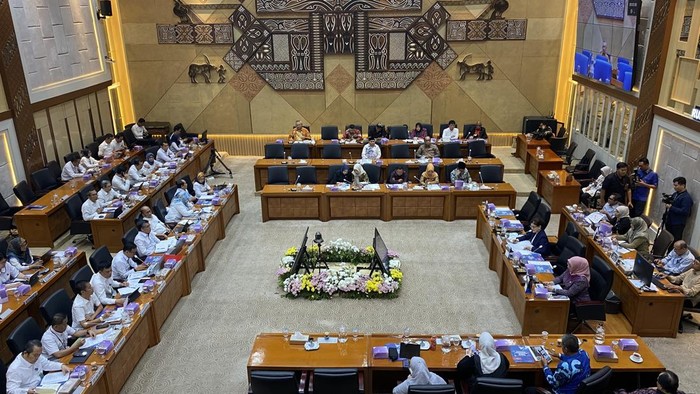 Menteri Ketenagakerjaan (Menaker), Yassierli, melaksanakan rapat perdana di Komisi IX DPR, Rabu (30/10/2024), yang menjadi mitra pengawas. Rapat perdana itu juga diikuti oleh wakil menterinya, Immanuel Ebenezer (Noel).