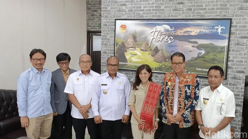 Menteri Komunikasi dan Digital (Menkomdigi) Meutya Hafid disambut Penjabat (Pj) Bupati Kupang Alex Lumba saat tiba di Bandara El Tari, Kupang, NTT,  Rabu (30/10/2024). (Foto: Simon Selly/detikBali)