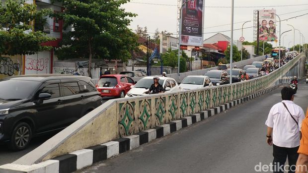 Mobil diderek usai terlibat kecelakaan di Overpass Manahan, Kecamatan Banjarsari, Kota Solo, dan suasana lalu lintas di lokasi kejadian, Rabu (30/10/2024).