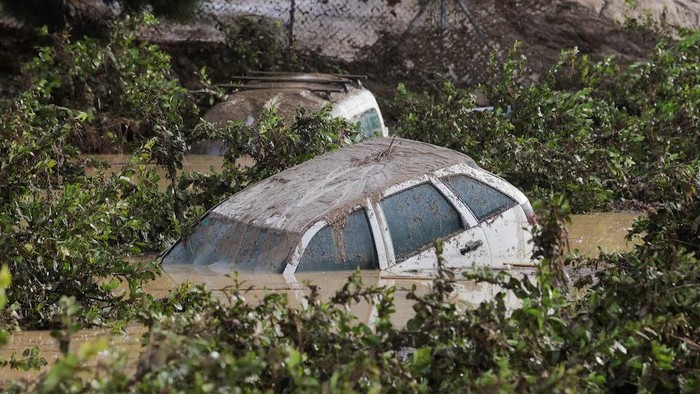 Cars sit submerged in a flooded area after heavy rains and floods in Alora, Spain October 29, 2024. REUTERS/Jon Nazca Purchase Licensing Rights