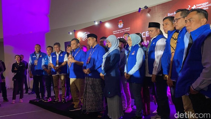 Momen 2 paslon usai Debat Perdana Pilkada Jateng 2024, Semarang, Rabu (30/10/2024).