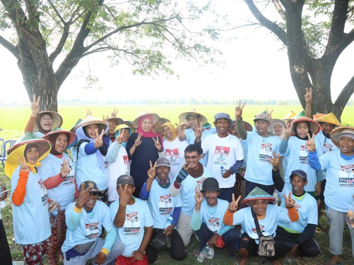 Momen Khofifah bersama petani di Ngawi