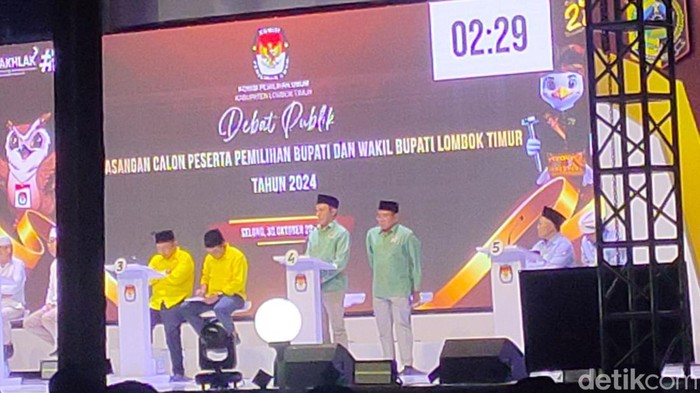 Muhammad Syamsul Luthfi-Abdul Wahid (Lutfi-Wahid) saat memaparkan visi-misinya pada acara debat publik Pilbup Lombok Timur, Rabu (30/10/2024). (Edi Suryansyah/detikBali)