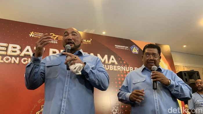 Mulia-PAS memberi keterangan pers setelah debat publik Pilgub Bali 2024 di Denpasar, Rabu (30/10/2024).