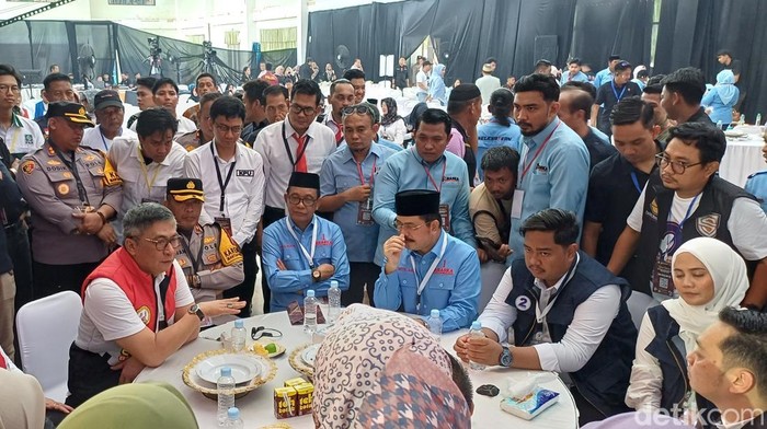 Negosiasi antara KPU Barru dan ketiga paslon saat mati lampu terjadi pada debat pilkada.