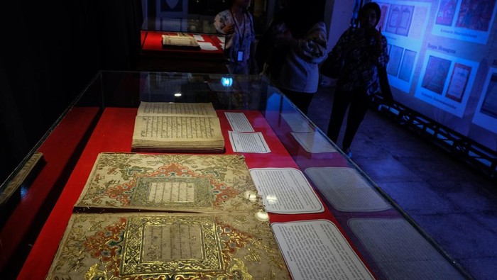 Pengunjung mengamati karya sastra pada pameran imersifa bertajuk Kawya Stories of the Ancient di Museum Radya Pustaka Solo, Jawa Tengah, Rabu (30/10/2024). Pameran tersebut menyajikan karya-karya pujangga dari era Kerajaan Hindu-Budha hingga Mataram Islam serta Keraton Kasunanan Surakarta Hadiningrat guna meningkatkan minat generasi muda terhadap museum dan warisan budaya Nusantara.ANTARAFOTO/Maulana Surya/tom. *** Local Caption ***