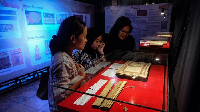 Pengunjung mengamati karya sastra pada pameran imersifa bertajuk Kawya Stories of the Ancient di Museum Radya Pustaka Solo, Jawa Tengah, Rabu (30/10/2024). Pameran tersebut menyajikan karya-karya pujangga dari era Kerajaan Hindu-Budha hingga Mataram Islam serta Keraton Kasunanan Surakarta Hadiningrat guna meningkatkan minat generasi muda terhadap museum dan warisan budaya Nusantara.ANTARAFOTO/Maulana Surya/tom. *** Local Caption ***