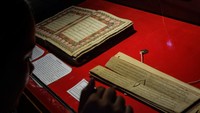 Pengunjung mengamati karya sastra pada pameran imersifa bertajuk Kawya Stories of the Ancient di Museum Radya Pustaka Solo, Jawa Tengah, Rabu (30/10/2024).  