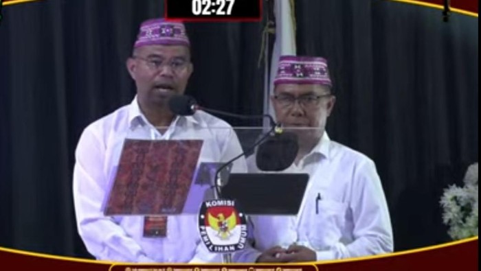 Pasangan calon bupati-wakil bupati Manggarai, NTT, Yohanes Halut-Thomas Dohu (Yohan-Thomas) memaparkan visi misi dalam debat publik Pilbup Manggarai, Rabu (30/10/2024).