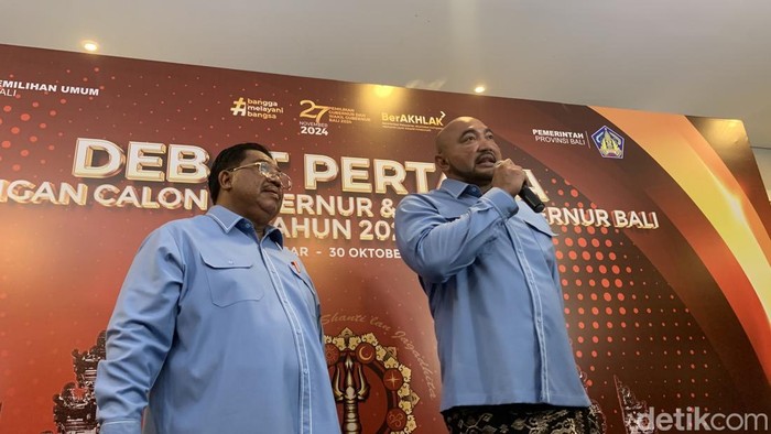 Pasangan calon gubernur dan wakil gubernur Bali nomor urut 1, Made Muliawan Arya dan Putu Agus Suradnyana (Mulia-PAS) saat jumpa pers usai debat perdana pilgub Bali, Rabu (30/10/2024). (dok. Rizki Setyo)