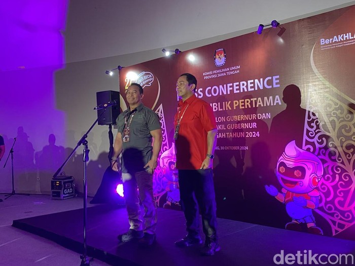 Pasangan calon Gubernur-Wakil Gubernur Jawa Tengah nomor urut 1, Andika Perkasa-Hendrar Prihadi seusai debat Pilgub Jateng 2024 di Semarang, Rabu (30/10/2024) malam.