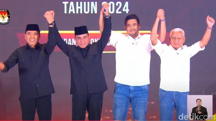 Paslon Bobby-Surya dan Edy-Hasan berfoto bersama usai debat perdana Pilgub Sumut 2024 (YouTube KPU Sumut)