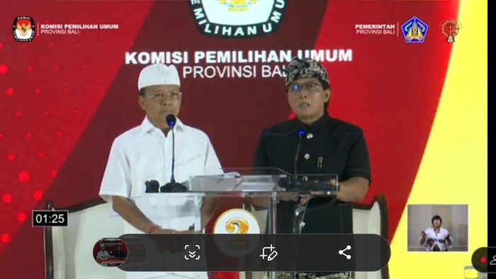 Paslon Koster-Giri saat memaparkan program pada debat publik Pilgub Bali 2024 di Denpasar, Rabu (30/10/2024).