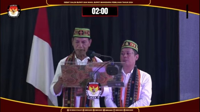 Paslon Maksi Ngkeros-Ronald Susilo memaparkan visi misi dalam debat publik Pilbup Manggarai 2024, Rabu (30/10/2024). (Tangkapan layar Youtube KPU Manggarai)