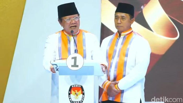 Paslon nomor urut 1 Rumaksi-Sukisman Azmy saat debat perdana Pilbup Lombok Timur pada Rabu (30/10/2024) malam.