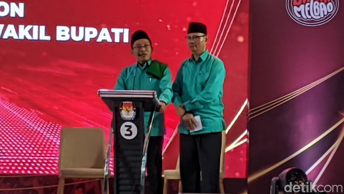 Paslon nomor urut 3 Lalu Muchsin Efendi dan Junaidi Arif saat debat perdana Pilbup Lombok Utara, Rabu malam (30/10/2024).