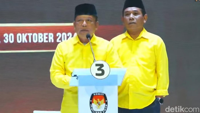 Paslon nomor urut 3 Tanwir-Daeng saat debat perdana Pilbup Lombok Timur pada Rabu (30/10/2024) malam. (Helmy Akbar / detikBali)
