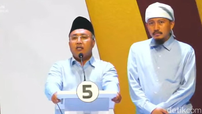 Paslon nomor urut 5 SJP-Fatihin saat debat perdana Pilbup Lombok Timur pada Rabu (30/10/2024) malam. (Helmy Akbar / detikBali)