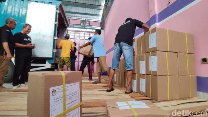 Pegawai sedang menurunkan kardus berisi surat suara untuk Pilbup Ciamis di Gudang Logistik KPU Ciamis.