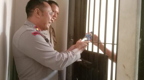 Pelaku kasus penganiayaan seorang IRT di Jembrana saat ditahan di Mapolsek Negara, Rabu (30/10/2024). (dok. Polsek Negara)