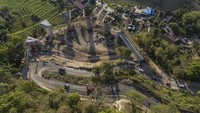 Foto udara sejumlah kendaraan melintas di dekat proyek pembangunan jalan layang atau Elevated Road di Tompo Ladang Desa Padaelo Kabupaten Maros, Sulawesi Selatan, Selasa (29/10/2024).   