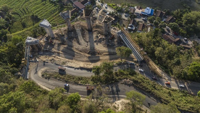 Foto udara sejumlah kendaraan melintas di dekat proyek pembangunan jalan layang atau Elevated Road di Tompo Ladang Desa Padaelo Kabupaten Maros, Sulawesi Selatan, Selasa (29/10/2024). Pembangunan jalan layang yang menghubungkan Kabupaten Maros dan Kabupaten Bone, sepanjang 200 meter tersebut dengan anggaran sebesar Rp125 Miliar itu ditargetkan rampung pada akhir Desember 2024 guna mendukung kelancaran distribusi barang ke beberapa daerah di Sulsel. ANTARA FOTO/Andri Saputra/aww.