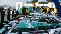 Barang bukti yang dimusnahkan seperti 4.393.569 batang rokok berbagai merek yang tidak dilekati pita cukai, 865,06 liter Minuman Mengandung Etil Alkohol (MMEA), dan 394.920 gram Tembakau Iris (TIS) yang tidak dilekati pita cukai.