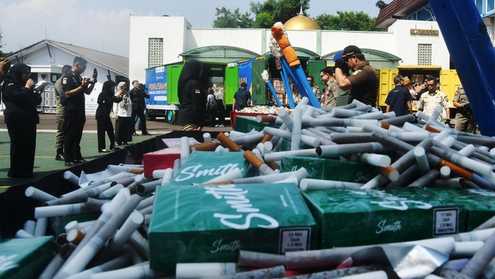 Petugas Bea dan Cukai Bogor menata sejumlah barang kena cukai ilegal sebelum dimusnahkan di Kantor Pelayanan Perbendaharaan Negara (KPPN), Kota Bogor, Jawa Barat, Rabu (30/10/2024). Kantor Bea dan Cukai Bogor bekerja sama dengan Kanwil Direktorat Jenderal Pajak Jawa Barat III melakukan pemusnahan 4.393.569 batang rokok berbagai merek yang tidak dilekati pita cukai, 865,06 liter Minuman Mengandung Etil Alkohol (MMEA) dan 394.920 gram Tembakau Iris (TIS) yang tidak dilekati pita cukai. ANTARA FOTO/Arif Firmansyah/tom.