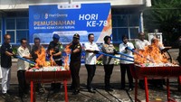 Kepala Kantor Bea Cukai Bogor Budi Harjanto bersama Kepala Kantor Wilayah Direktorat Jenderal Pajak Jawa Barat III Romadhaniah dan unsur Forkopimda Bogor, Depok, Sukabumi dan Cianjur melakukan pemusnahan barang kena cukai ilegal, Rabu (30/10/2024).
