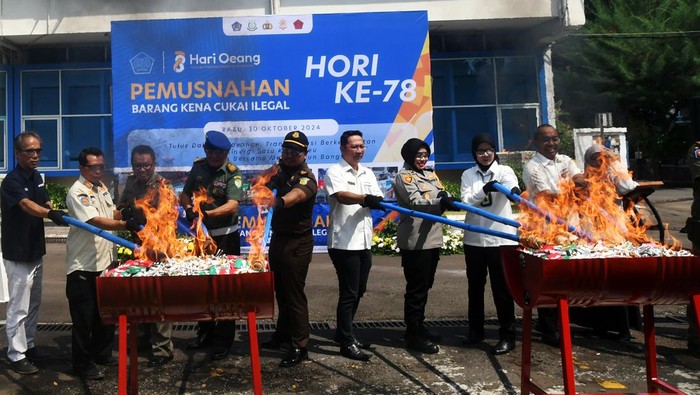 Petugas Bea dan Cukai Bogor menata sejumlah barang kena cukai ilegal sebelum dimusnahkan di Kantor Pelayanan Perbendaharaan Negara (KPPN), Kota Bogor, Jawa Barat, Rabu (30/10/2024). Kantor Bea dan Cukai Bogor bekerja sama dengan Kanwil Direktorat Jenderal Pajak Jawa Barat III melakukan pemusnahan 4.393.569 batang rokok berbagai merek yang tidak dilekati pita cukai, 865,06 liter Minuman Mengandung Etil Alkohol (MMEA) dan 394.920 gram Tembakau Iris (TIS) yang tidak dilekati pita cukai. ANTARA FOTO/Arif Firmansyah/tom.