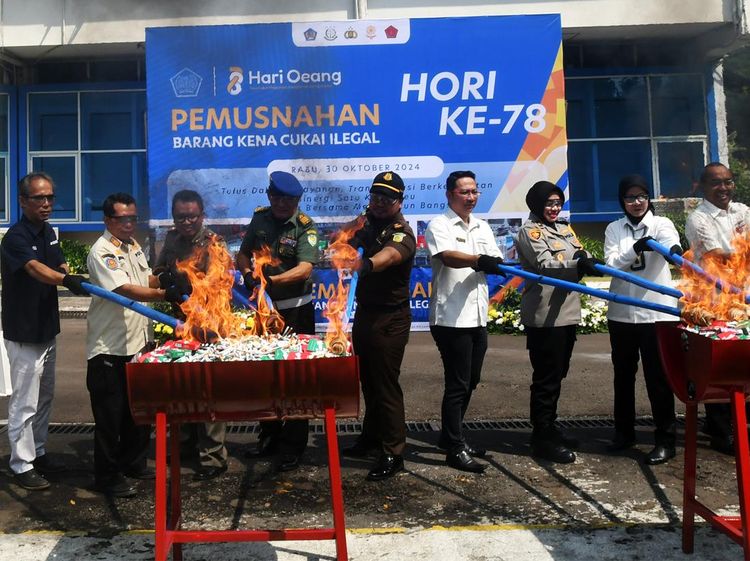 Barang Kena Cukai Ilegal Berakhir di Pembakaran