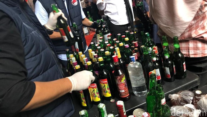 Pemusnahan ribuan botol miras di Mapolresta Jogja, Selasa (22/10).
