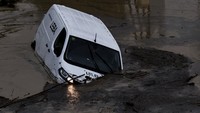 Sebuah mobil terseret aliran banjir.