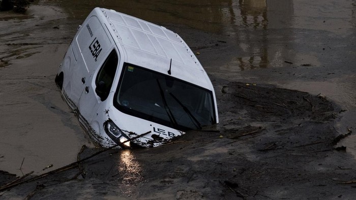 Hujan lebat mengakibatkan sungai meluap di kota Alora, Malaga, Spanyol. Selain merendam rumah, sejumlah mobil juga hanyut terseret banjir.