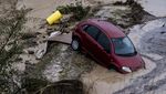 Penampakan Mobil-mobil Disapu Banjir di Spanyol
