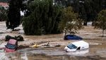 Penampakan Mobil-mobil Disapu Banjir di Spanyol