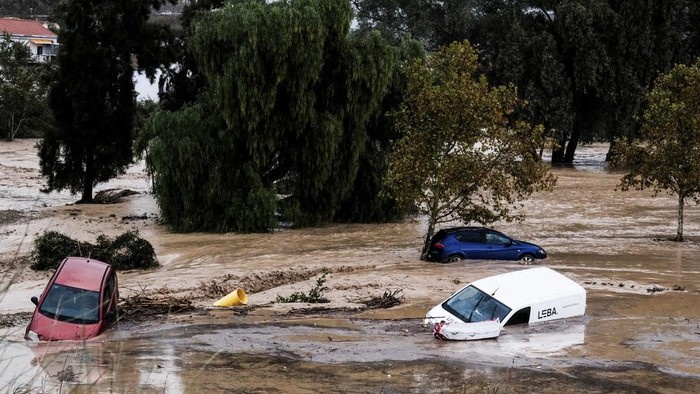 Hujan lebat mengakibatkan sungai meluap di kota Alora, Malaga, Spanyol. Selain merendam rumah, sejumlah mobil juga hanyut terseret banjir.