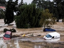 Penampakan Mobil-mobil Disapu Banjir di Spanyol