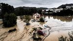 Penampakan Mobil-mobil Disapu Banjir di Spanyol